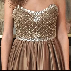 Beautiful Full Length Gold Gown.  Perfect for Balls or Proms size 6